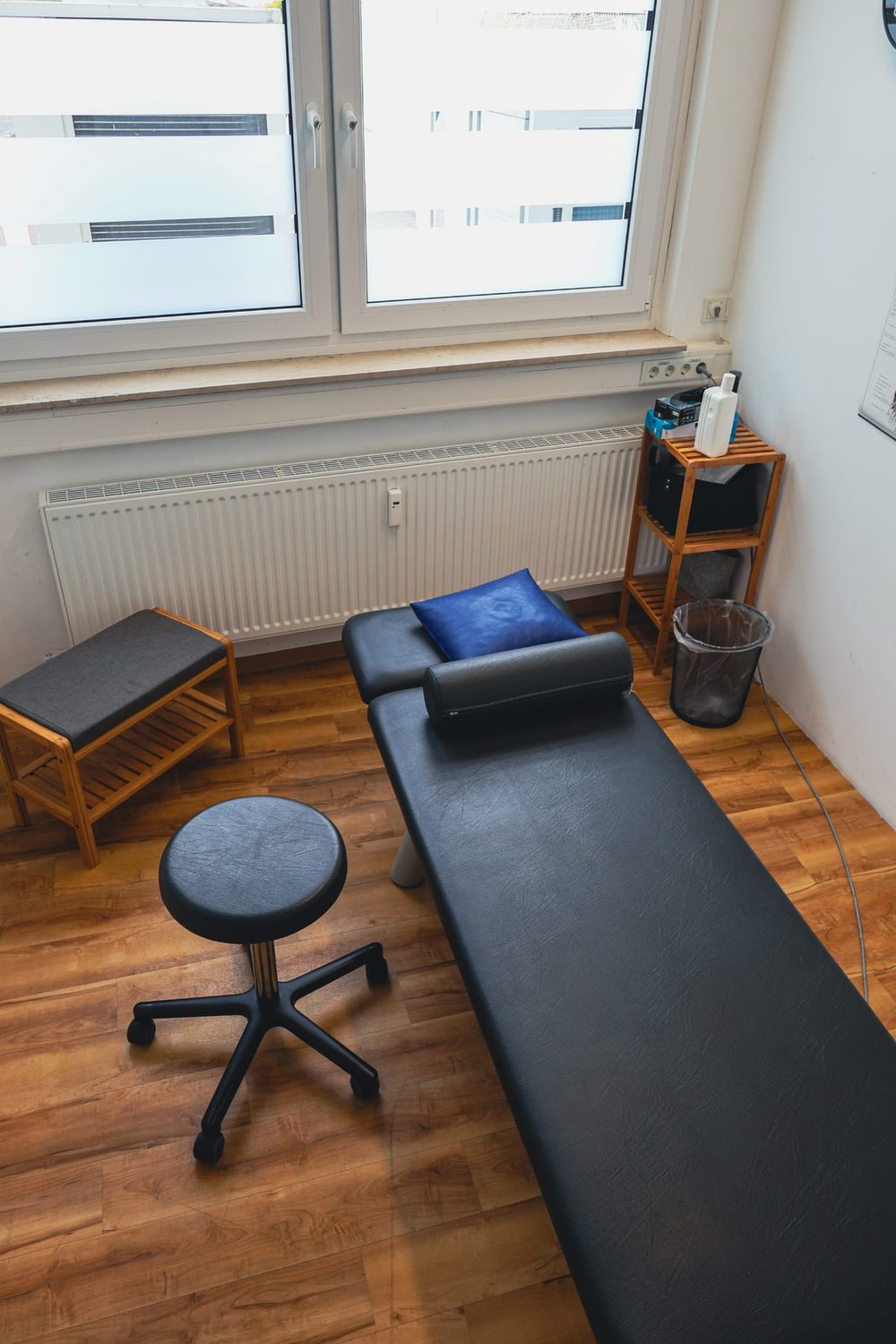 Behandlungsraum der AMILU Ergotherapie mit Therapieliege